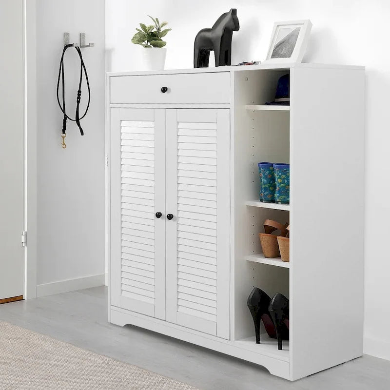 Meuble à chaussures blanc à 2 portes persiennes avec étagères latérales ouvertes et tiroir supérieur