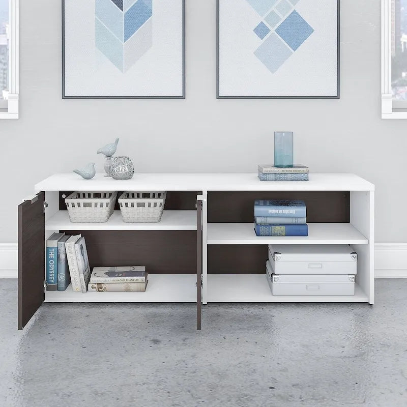 Meuble bas de bureau blanc et noyer avec portes et étagères ouvertes