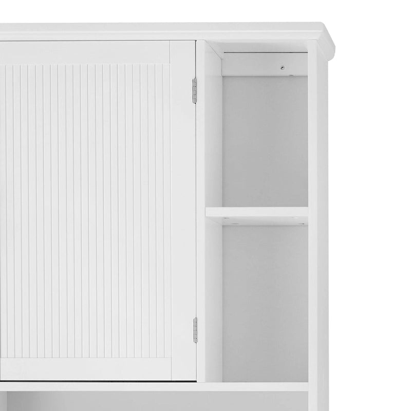 Meuble de rangement blanc à poser au-dessus des toilettes avec porte à panneaux à rainures et languettes et étagères ouvertes