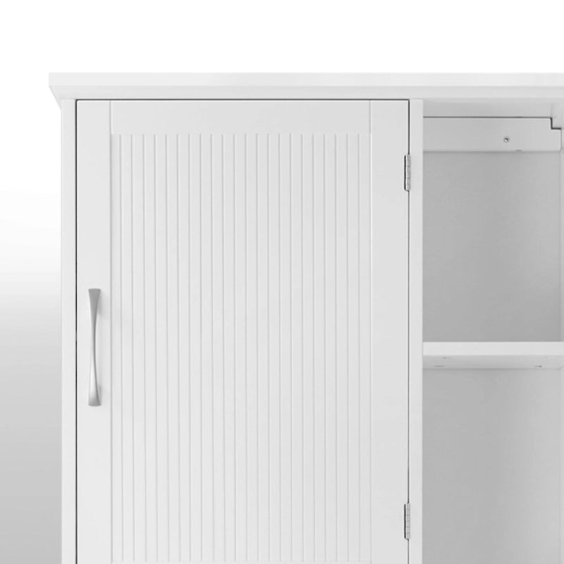 Meuble de rangement blanc à poser au-dessus des toilettes avec porte à panneaux à rainures et languettes et étagères ouvertes