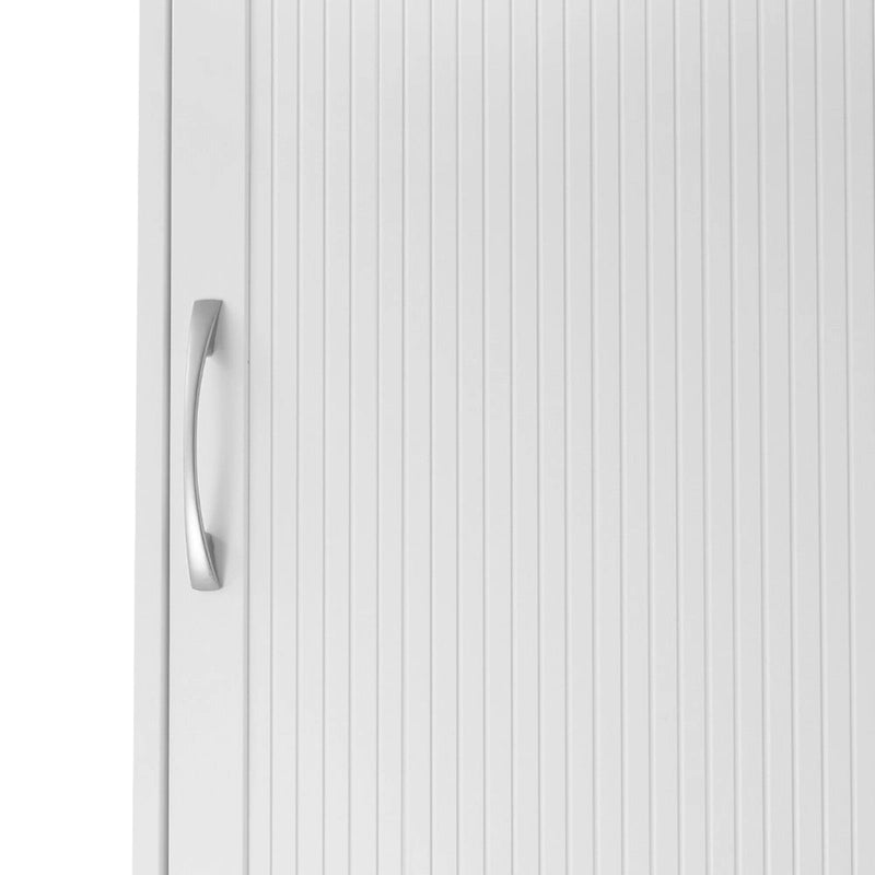 Meuble de rangement blanc à poser au-dessus des toilettes avec porte à panneaux à rainures et languettes et étagères ouvertes