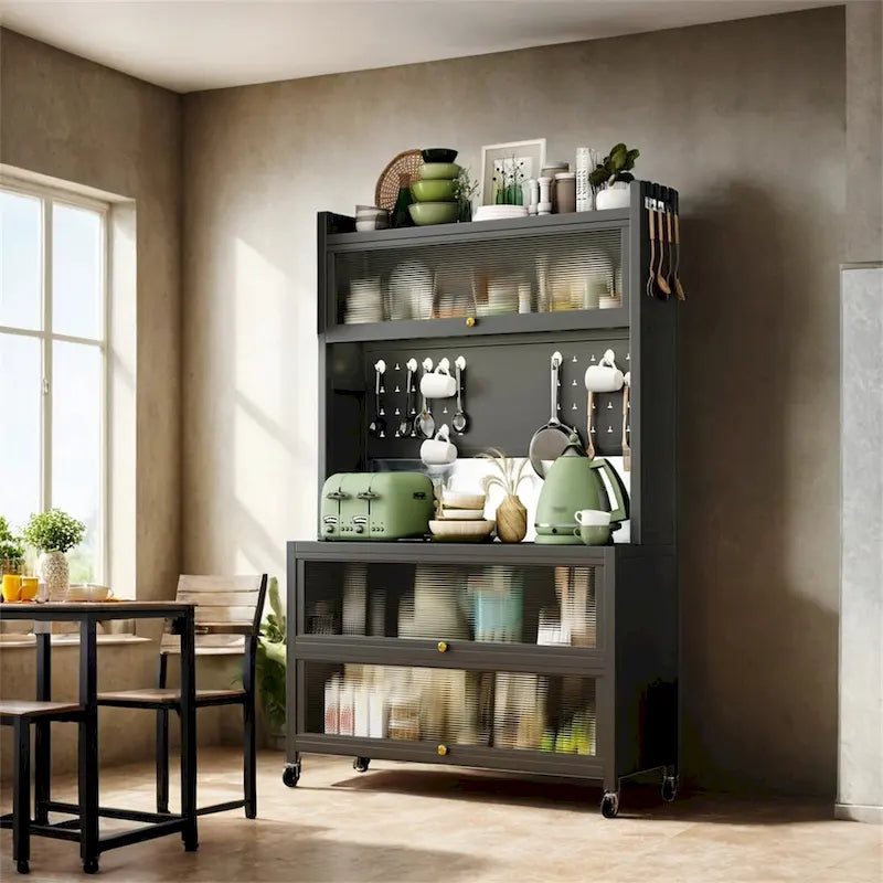 Étagère de rangement en métal roulante avec panneau perforé, portes d'armoire et roulettes verrouillables