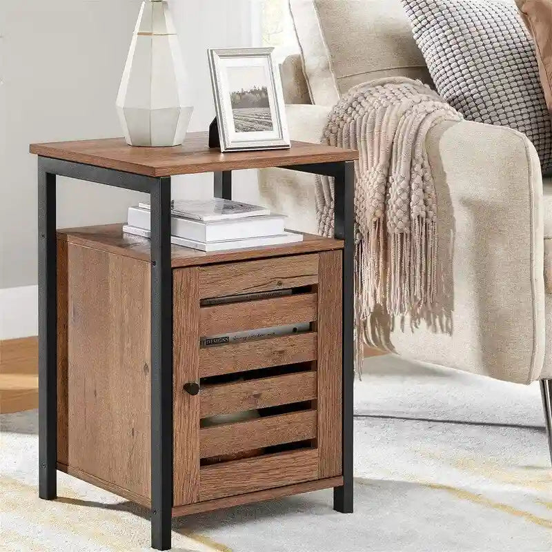 Table de chevet industrielle en noyer noisette avec porte persienne et étagère ouverte