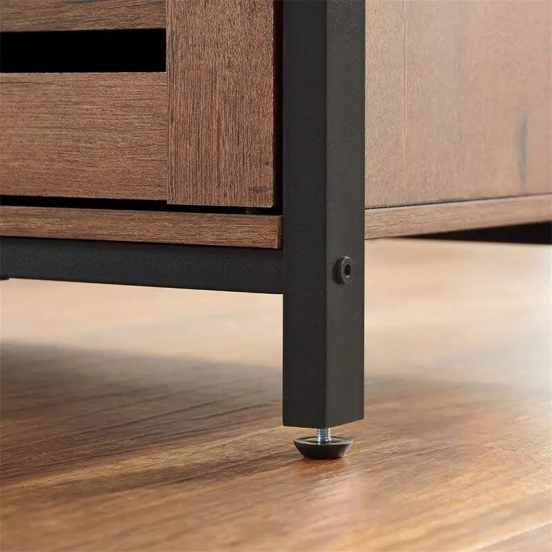 Table de chevet industrielle en noyer noisette avec porte persienne et étagère ouverte