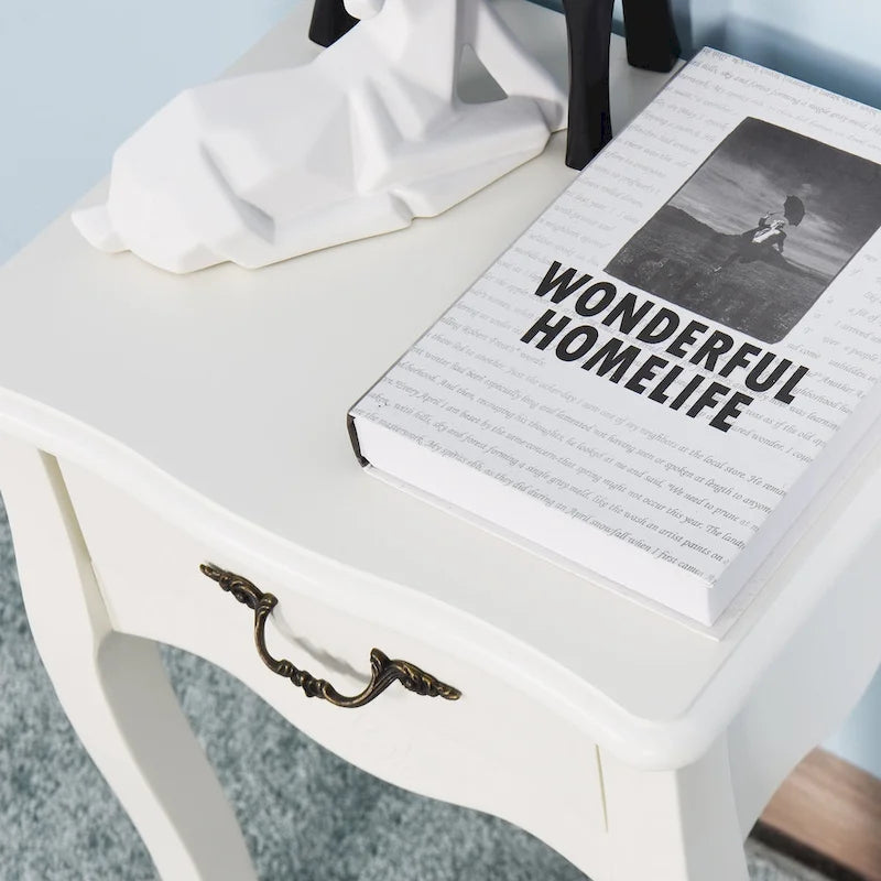 Table de chevet blanche de style français avec tiroir et pieds courbés